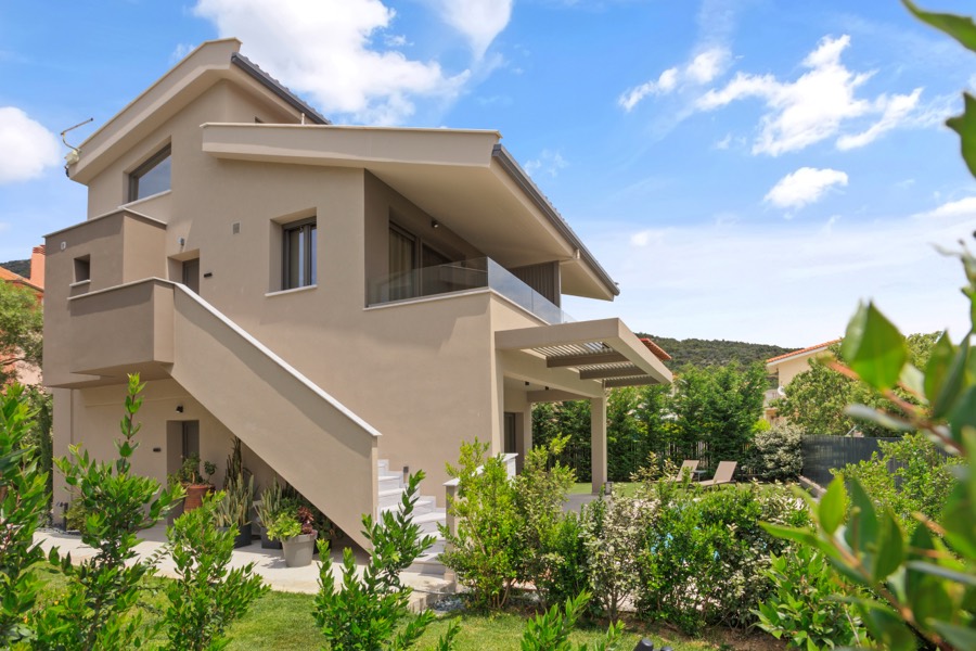 Νυχτερινή real estate φωτογράφιση βίλας με πισίνα